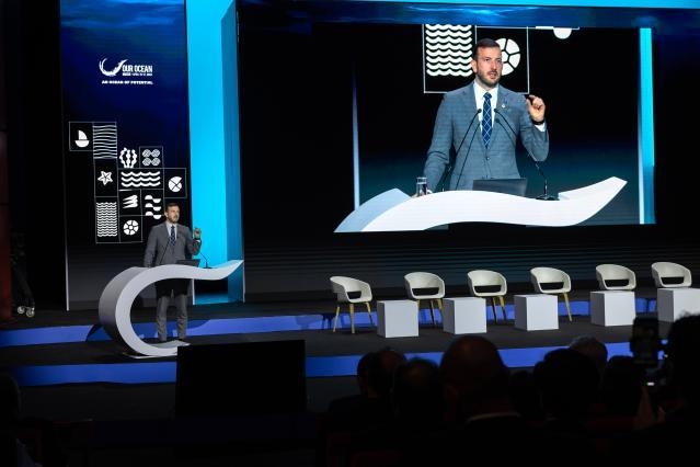 Η ΕΕ ανακοινώνει δεσμεύσεις ύψους 3,5 δισ. ευρώ για την προστασία των ωκεανών και την προώθηση της βιωσιμότητας στη διάσκεψη «Our Ocean» που πραγματοποιείται στην Ελλάδα