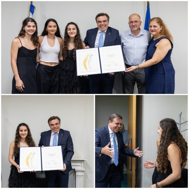 Ο Αντιπρόεδρος της Ευρωπαϊκής Επιτροπής κ. Μαργαρίτης Σχοινάς απένειμε το Βραβείο «Αυτοκράτειρα Θεοφανώ/Erasmus» στην πρώτη των πρώτων στις φετινές Πανελλαδικές εξετάσεις