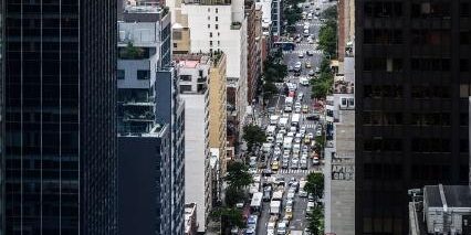 Η ΕΕ συζητά με παγκόσμιους εταίρους κοινές δράσεις για την αντιμετώπιση των συγκρούσεων και των κλιματικών και υγειονομικών απειλών