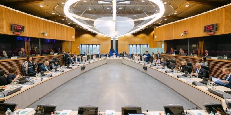 Η Επιτροπή προτείνει την αναστολή των εμπορικών παραχωρήσεων με το Ισραήλ και την επιβολή κυρώσεων σε εξτρεμιστές υπουργούς της ισραηλινής κυβέρνησης και βίαιους εποίκους