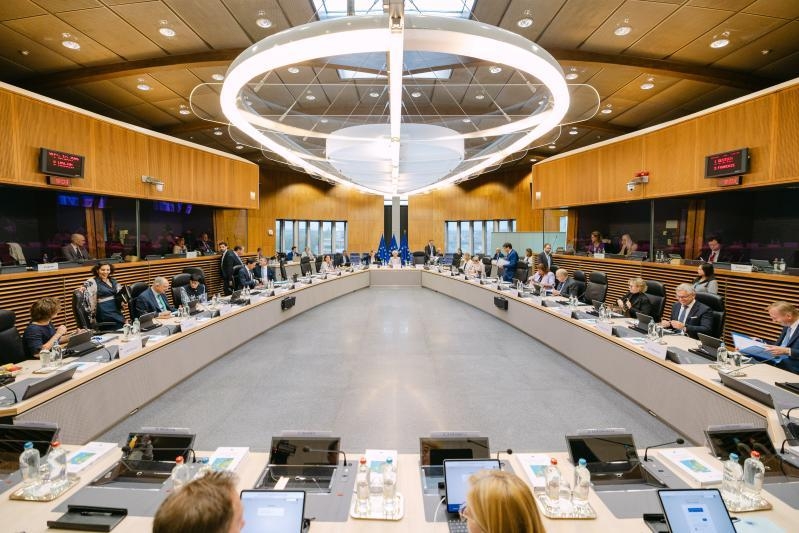 Η Επιτροπή προτείνει την αναστολή των εμπορικών παραχωρήσεων με το Ισραήλ και την επιβολή κυρώσεων σε εξτρεμιστές υπουργούς της ισραηλινής κυβέρνησης και βίαιους εποίκους